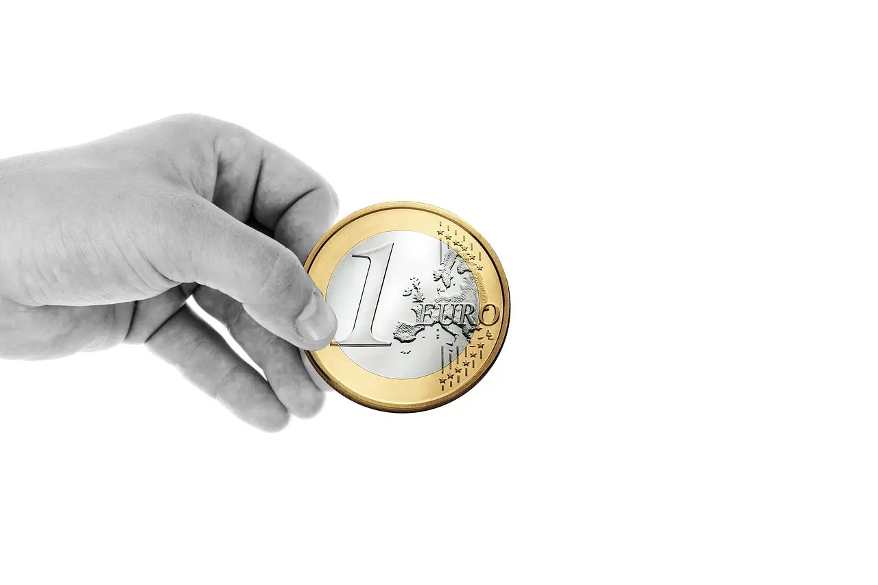 DAT: Load posts dip 3% while linehaul rates hold firm - TheTrucker.com