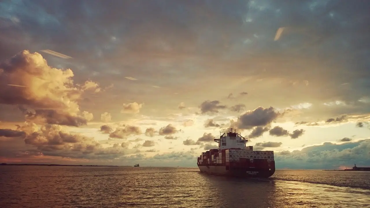Watch Container Ship Sinks in Strait of Hormuz as Attacks Escalate - Bloomberg.com