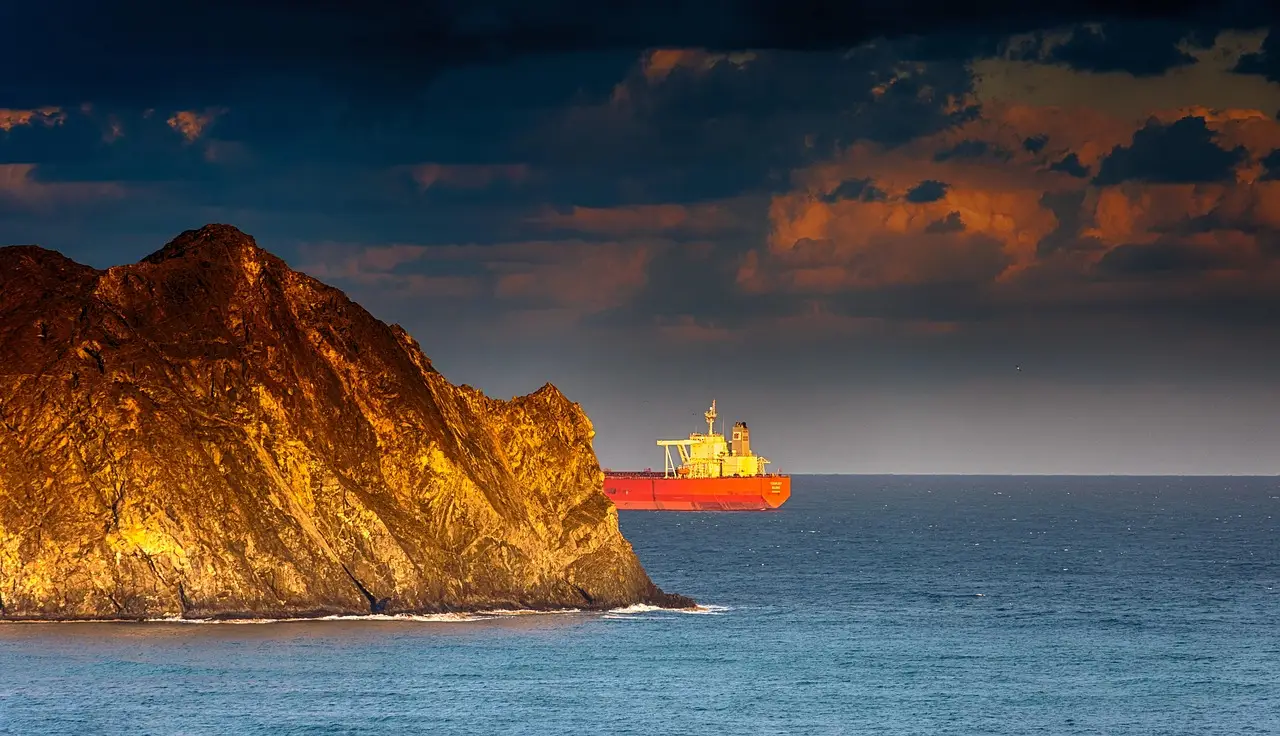 Hormuz Chaos Sparks Legal Showdown Over Global Tanker Pricing