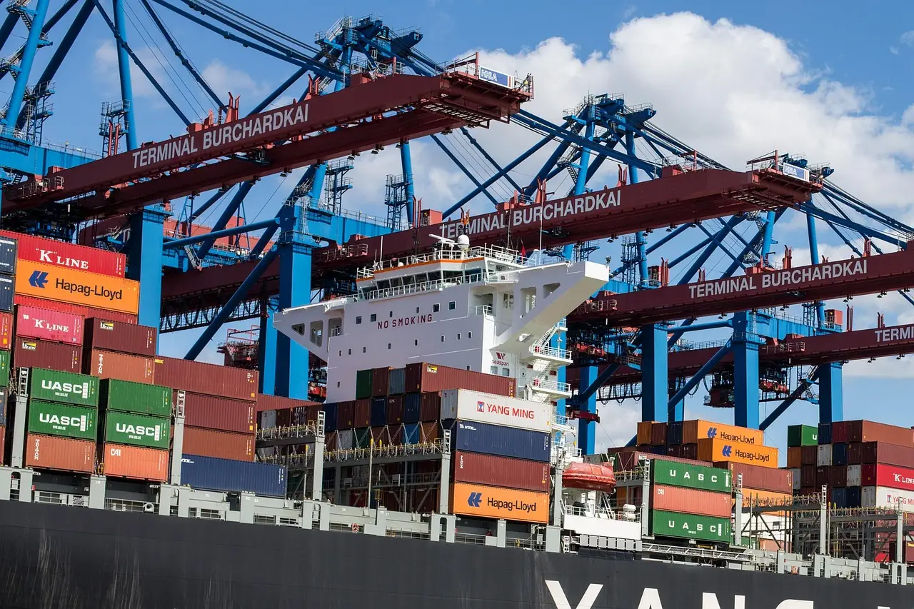 Container freight rates diverge as global benchmarks rise and Asian indexes weaken