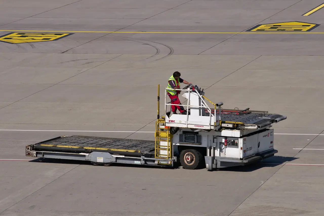 Fukuoka Airport introduces Level 4 driverless autonomous cargo towing tractor, Japan's third - 디지털투데이